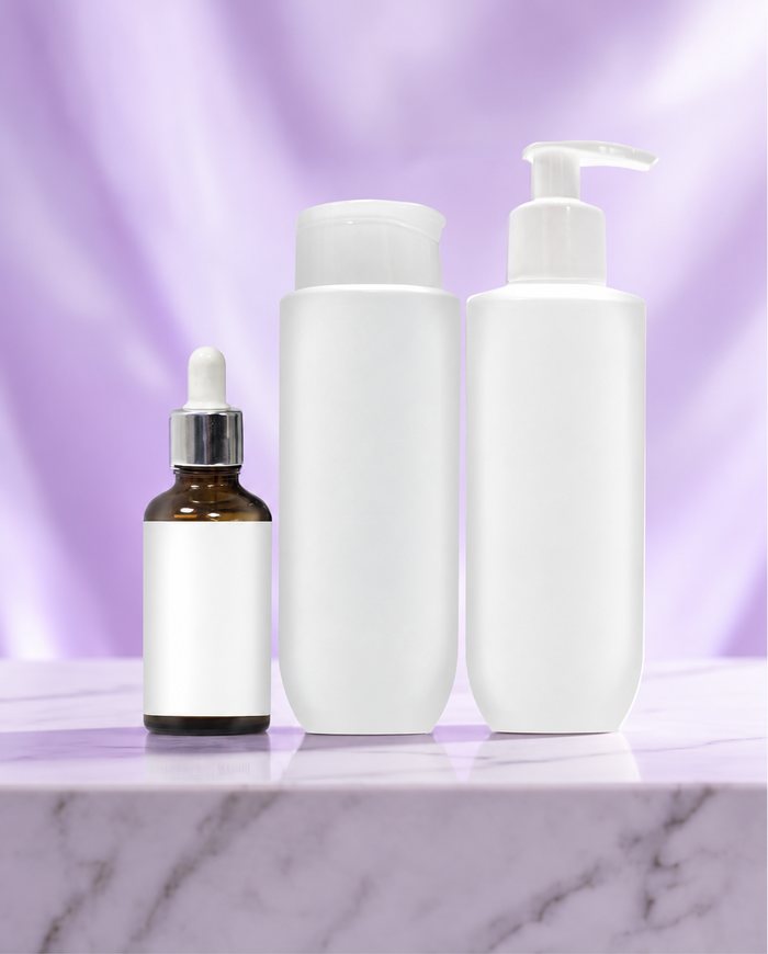 Shampoo, condicionador e óleo capilar com rótulo em branco, prontos pra receber a sua marca